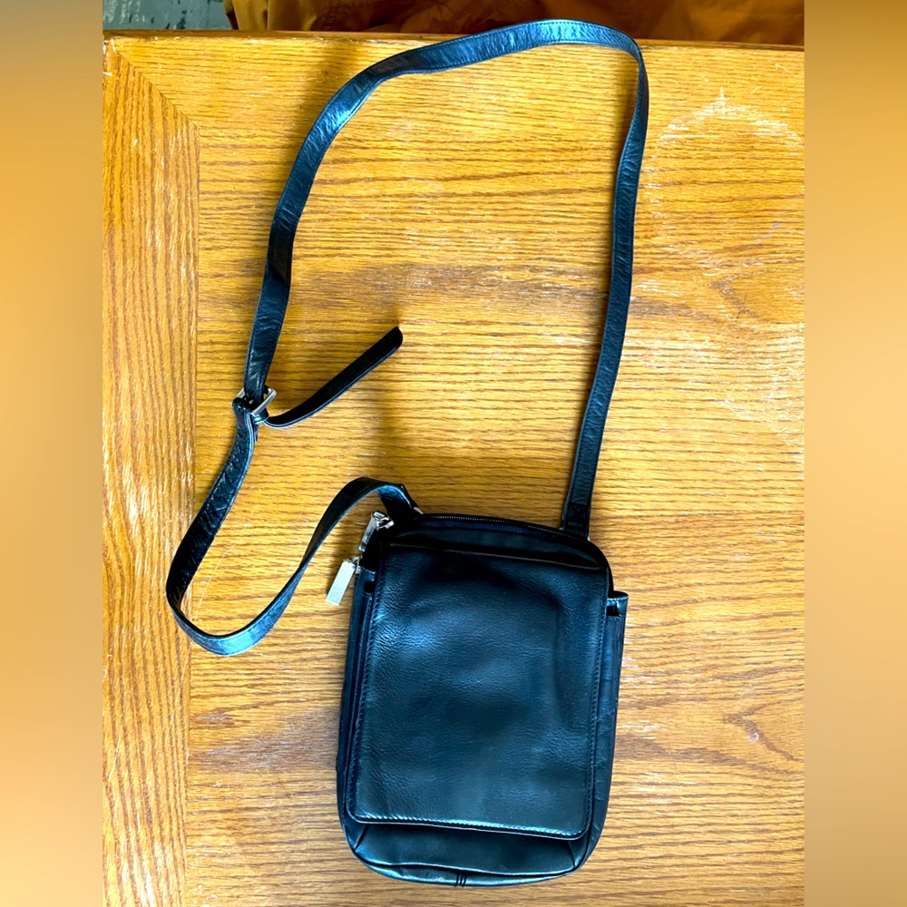 HOBO Brand Crossbody purse
Black leather, opens flat with full zipper enclosure